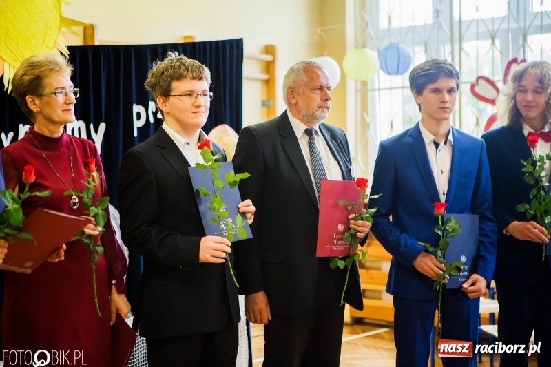 Zdjęcie w galerii na portalu naszraciborz.pl: Ostatni dzwonek zabrzmiał w Studziennej. Miejskie zakończenie roku szkolnego w ZSP 4 wiadomości z regionu