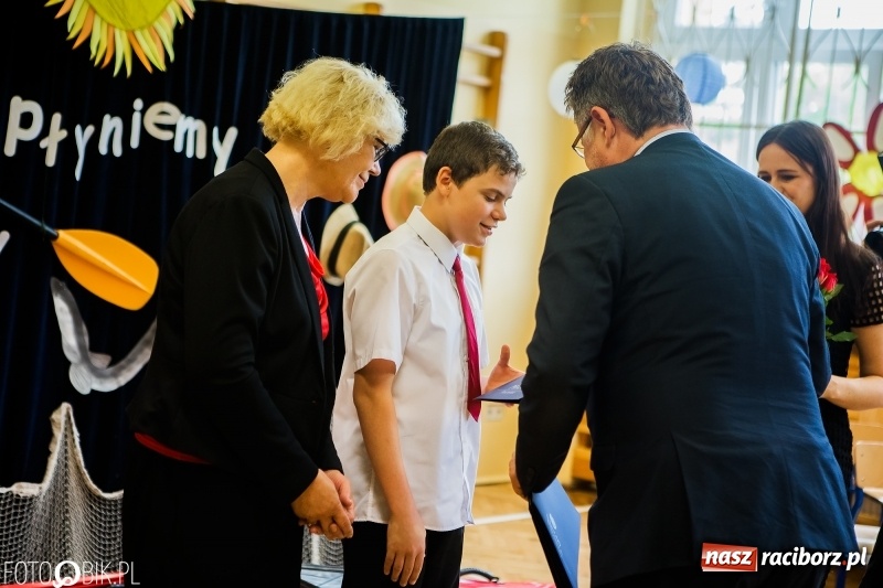 Zdjęcie w galerii na portalu naszraciborz.pl: Ostatni dzwonek zabrzmiał w Studziennej. Miejskie zakończenie roku szkolnego w ZSP 4 wiadomości z regionu