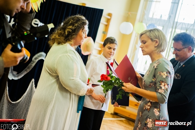 Zdjęcie w galerii na portalu naszraciborz.pl: Ostatni dzwonek zabrzmiał w Studziennej. Miejskie zakończenie roku szkolnego w ZSP 4 wiadomości z regionu