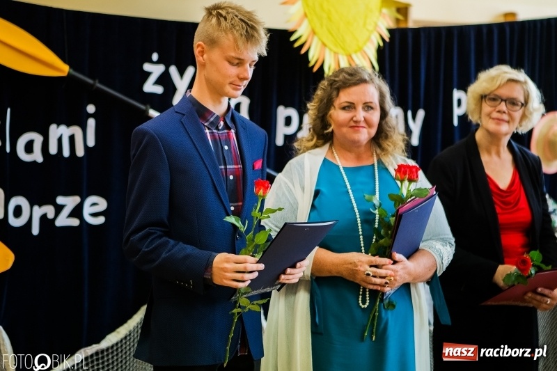 Zdjęcie w galerii na portalu naszraciborz.pl: Ostatni dzwonek zabrzmiał w Studziennej. Miejskie zakończenie roku szkolnego w ZSP 4 wiadomości z regionu