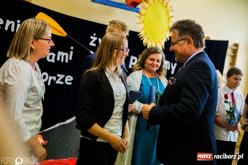 Zdjęcie w galerii na portalu naszraciborz.pl: Ostatni dzwonek zabrzmiał w Studziennej. Miejskie zakończenie roku szkolnego w ZSP 4 wiadomości z regionu