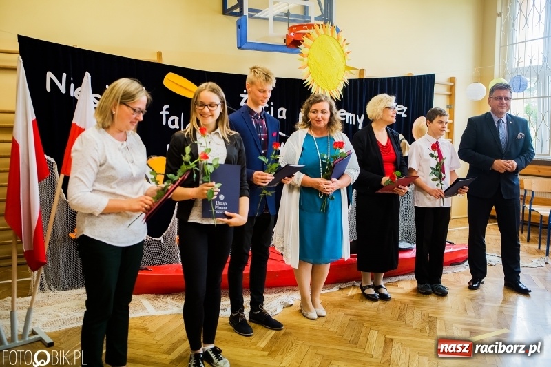 Zdjęcie w galerii na portalu naszraciborz.pl: Ostatni dzwonek zabrzmiał w Studziennej. Miejskie zakończenie roku szkolnego w ZSP 4 wiadomości z regionu