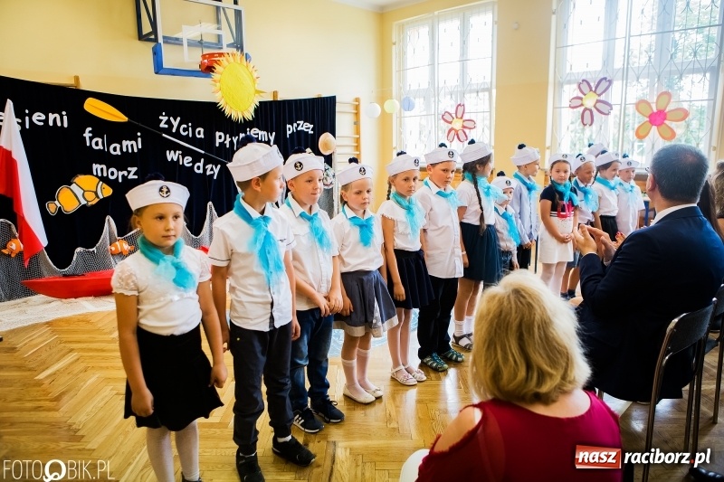 Zdjęcie w galerii na portalu naszraciborz.pl: Ostatni dzwonek zabrzmiał w Studziennej. Miejskie zakończenie roku szkolnego w ZSP 4 wiadomości z regionu