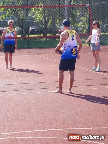 Zdjęcie w galerii na portalu naszraciborz.pl: I Turniej piłki plażowej o Puchar Dyrektora SP15 za nami wiadomości z regionu