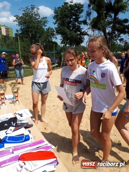 Zdjęcie w galerii na portalu naszraciborz.pl: I Turniej piłki plażowej o Puchar Dyrektora SP15 za nami wiadomości z regionu