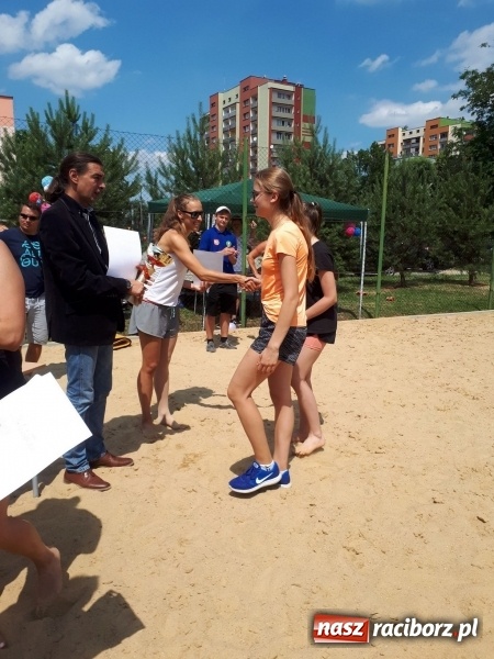Zdjęcie w galerii na portalu naszraciborz.pl: I Turniej piłki plażowej o Puchar Dyrektora SP15 za nami wiadomości z regionu