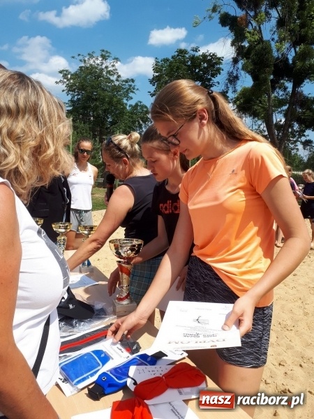 Zdjęcie w galerii na portalu naszraciborz.pl: I Turniej piłki plażowej o Puchar Dyrektora SP15 za nami wiadomości z regionu