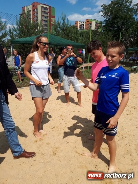 Zdjęcie w galerii na portalu naszraciborz.pl: I Turniej piłki plażowej o Puchar Dyrektora SP15 za nami wiadomości z regionu