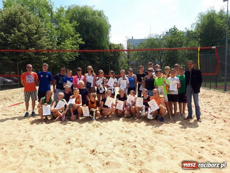 Zdjęcie w galerii na portalu naszraciborz.pl: I Turniej piłki plażowej o Puchar Dyrektora SP15 za nami wiadomości z regionu