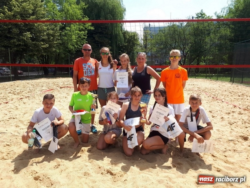 Zdjęcie w galerii na portalu naszraciborz.pl: I Turniej piłki plażowej o Puchar Dyrektora SP15 za nami wiadomości z regionu