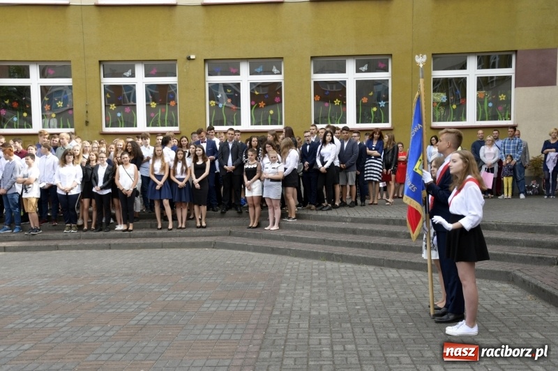 Zdjęcie w galerii na portalu naszraciborz.pl: Uczniowie SP18 pożegnali rok szkolny i… panią dyrektor wiadomości z regionu