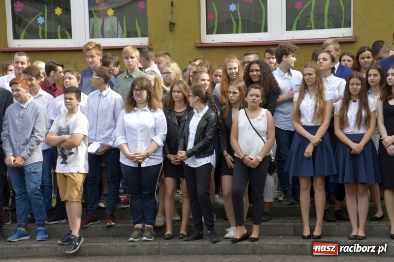 Zdjęcie w galerii na portalu naszraciborz.pl: Uczniowie SP18 pożegnali rok szkolny i… panią dyrektor wiadomości z regionu