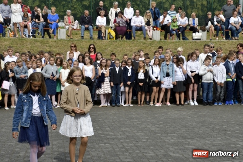 Zdjęcie w galerii na portalu naszraciborz.pl: Uczniowie SP18 pożegnali rok szkolny i… panią dyrektor wiadomości z regionu