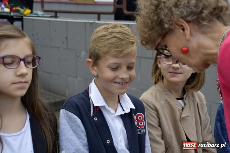 Zdjęcie w galerii na portalu naszraciborz.pl: Uczniowie SP18 pożegnali rok szkolny i… panią dyrektor wiadomości z regionu