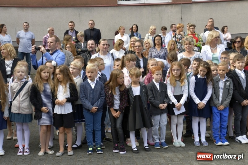 Zdjęcie w galerii na portalu naszraciborz.pl: Uczniowie SP18 pożegnali rok szkolny i… panią dyrektor wiadomości z regionu