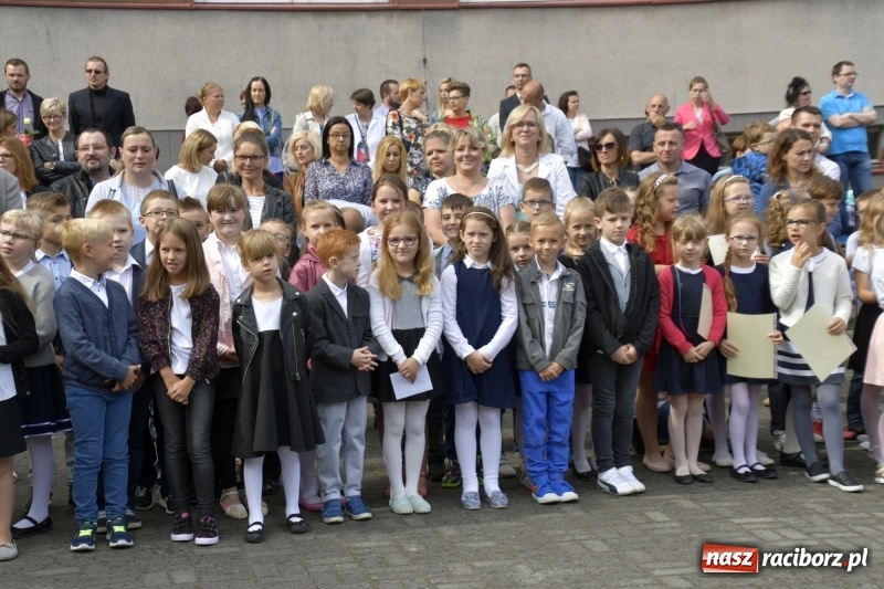 Zdjęcie w galerii na portalu naszraciborz.pl: Uczniowie SP18 pożegnali rok szkolny i… panią dyrektor wiadomości z regionu
