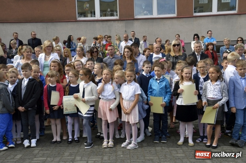 Zdjęcie w galerii na portalu naszraciborz.pl: Uczniowie SP18 pożegnali rok szkolny i… panią dyrektor wiadomości z regionu