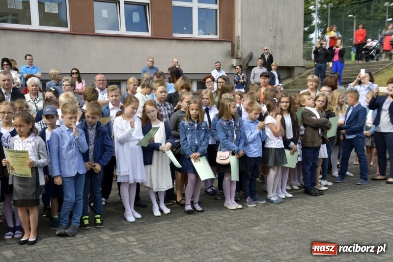 Zdjęcie w galerii na portalu naszraciborz.pl: Uczniowie SP18 pożegnali rok szkolny i… panią dyrektor wiadomości z regionu