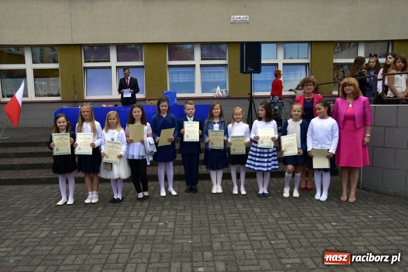 Zdjęcie w galerii na portalu naszraciborz.pl: Uczniowie SP18 pożegnali rok szkolny i… panią dyrektor wiadomości z regionu