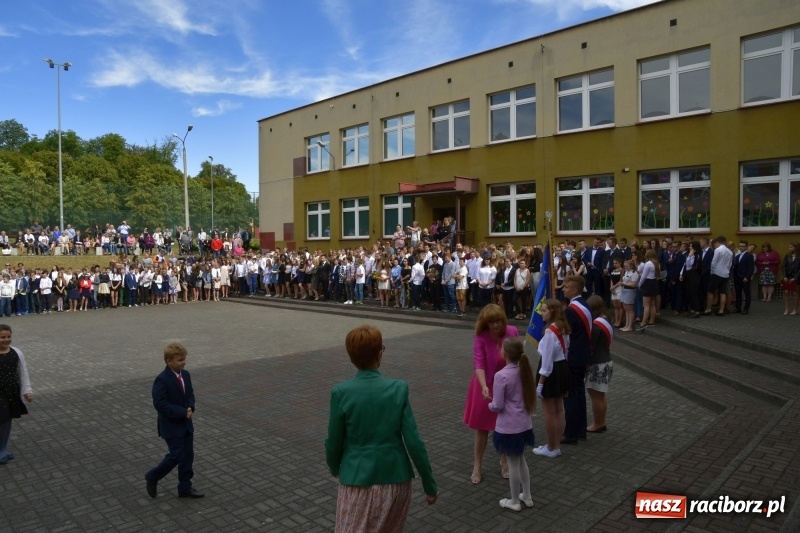 Zdjęcie w galerii na portalu naszraciborz.pl: Uczniowie SP18 pożegnali rok szkolny i… panią dyrektor wiadomości z regionu