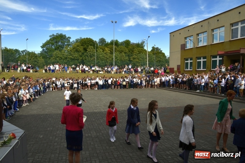 Zdjęcie w galerii na portalu naszraciborz.pl: Uczniowie SP18 pożegnali rok szkolny i… panią dyrektor wiadomości z regionu