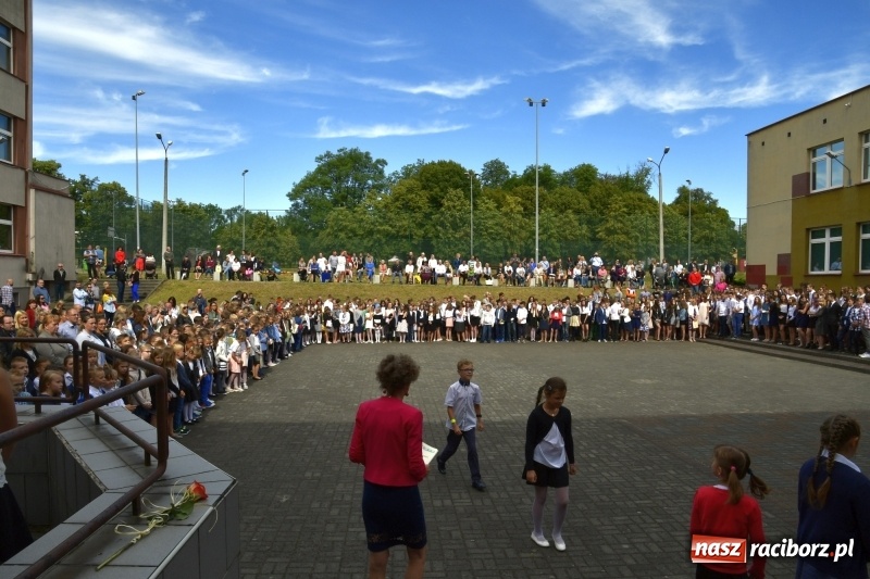 Zdjęcie w galerii na portalu naszraciborz.pl: Uczniowie SP18 pożegnali rok szkolny i… panią dyrektor wiadomości z regionu