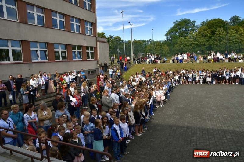 Zdjęcie w galerii na portalu naszraciborz.pl: Uczniowie SP18 pożegnali rok szkolny i… panią dyrektor wiadomości z regionu