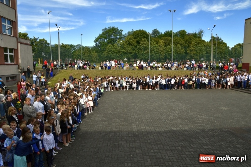 Zdjęcie w galerii na portalu naszraciborz.pl: Uczniowie SP18 pożegnali rok szkolny i… panią dyrektor wiadomości z regionu