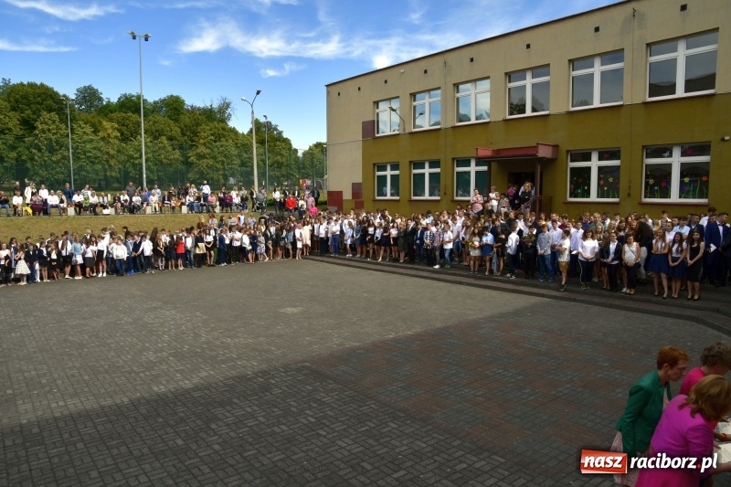 Zdjęcie w galerii na portalu naszraciborz.pl: Uczniowie SP18 pożegnali rok szkolny i… panią dyrektor wiadomości z regionu