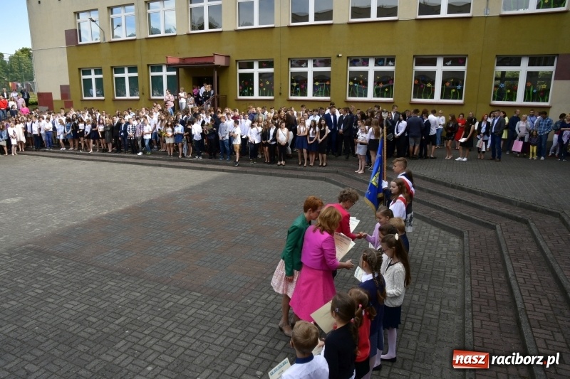 Zdjęcie w galerii na portalu naszraciborz.pl: Uczniowie SP18 pożegnali rok szkolny i… panią dyrektor wiadomości z regionu
