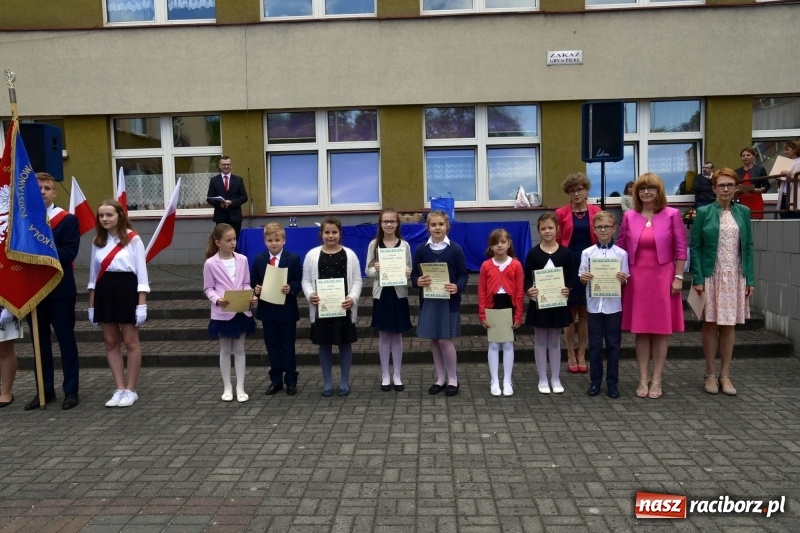 Zdjęcie w galerii na portalu naszraciborz.pl: Uczniowie SP18 pożegnali rok szkolny i… panią dyrektor wiadomości z regionu
