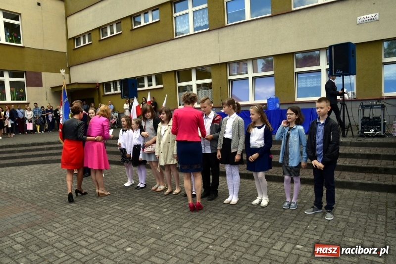 Zdjęcie w galerii na portalu naszraciborz.pl: Uczniowie SP18 pożegnali rok szkolny i… panią dyrektor wiadomości z regionu