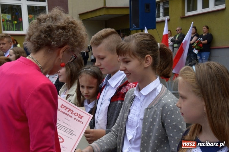 Zdjęcie w galerii na portalu naszraciborz.pl: Uczniowie SP18 pożegnali rok szkolny i… panią dyrektor wiadomości z regionu