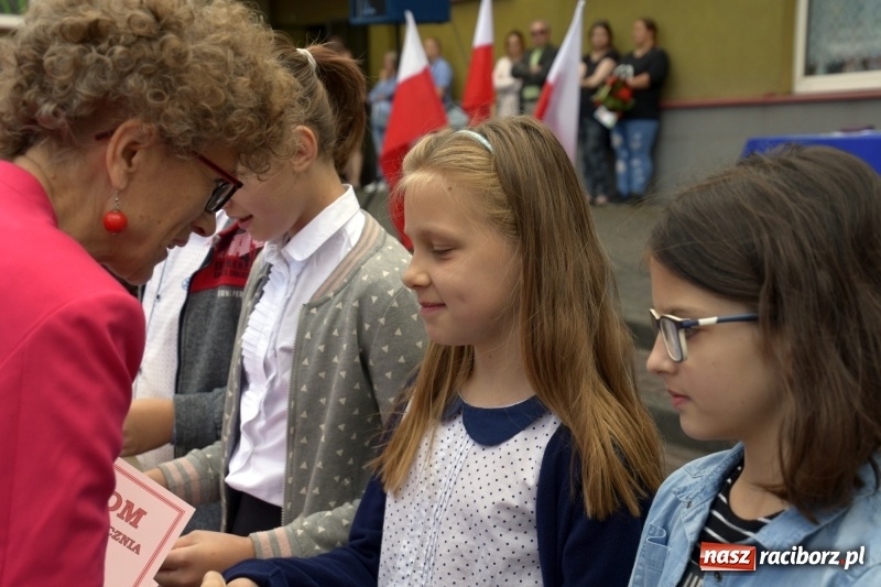 Zdjęcie w galerii na portalu naszraciborz.pl: Uczniowie SP18 pożegnali rok szkolny i… panią dyrektor wiadomości z regionu