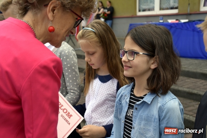 Zdjęcie w galerii na portalu naszraciborz.pl: Uczniowie SP18 pożegnali rok szkolny i… panią dyrektor wiadomości z regionu