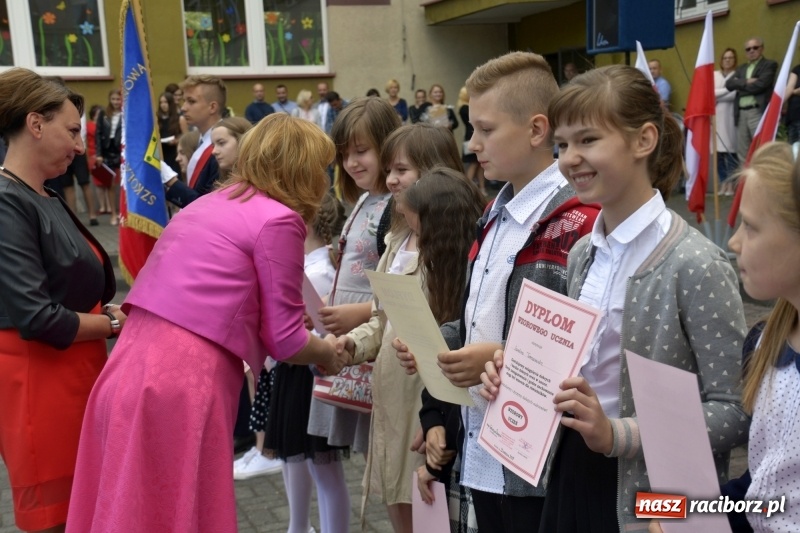 Zdjęcie w galerii na portalu naszraciborz.pl: Uczniowie SP18 pożegnali rok szkolny i… panią dyrektor wiadomości z regionu