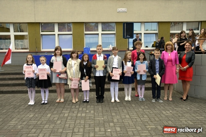 Zdjęcie w galerii na portalu naszraciborz.pl: Uczniowie SP18 pożegnali rok szkolny i… panią dyrektor wiadomości z regionu