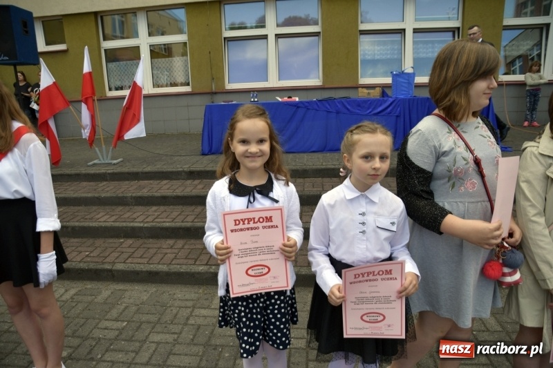 Zdjęcie w galerii na portalu naszraciborz.pl: Uczniowie SP18 pożegnali rok szkolny i… panią dyrektor wiadomości z regionu