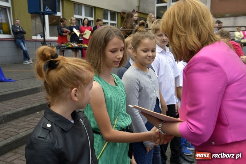 Zdjęcie w galerii na portalu naszraciborz.pl: Uczniowie SP18 pożegnali rok szkolny i… panią dyrektor wiadomości z regionu