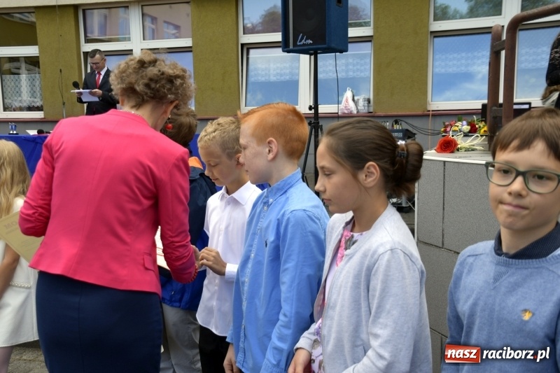 Zdjęcie w galerii na portalu naszraciborz.pl: Uczniowie SP18 pożegnali rok szkolny i… panią dyrektor wiadomości z regionu