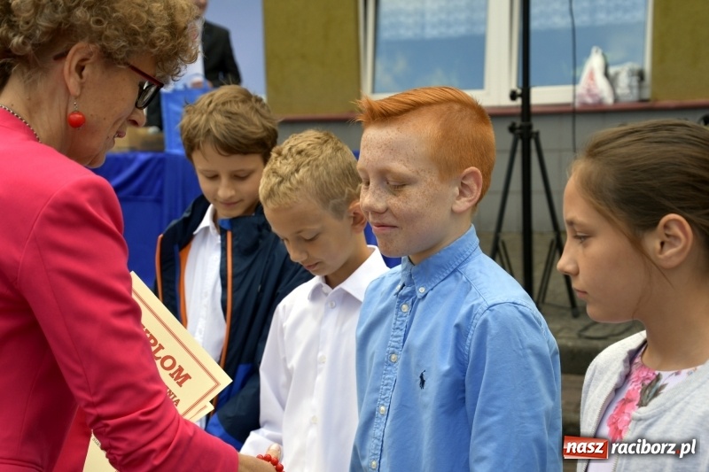 Zdjęcie w galerii na portalu naszraciborz.pl: Uczniowie SP18 pożegnali rok szkolny i… panią dyrektor wiadomości z regionu