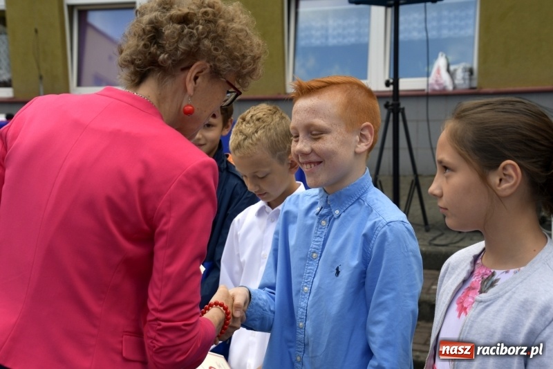 Zdjęcie w galerii na portalu naszraciborz.pl: Uczniowie SP18 pożegnali rok szkolny i… panią dyrektor wiadomości z regionu