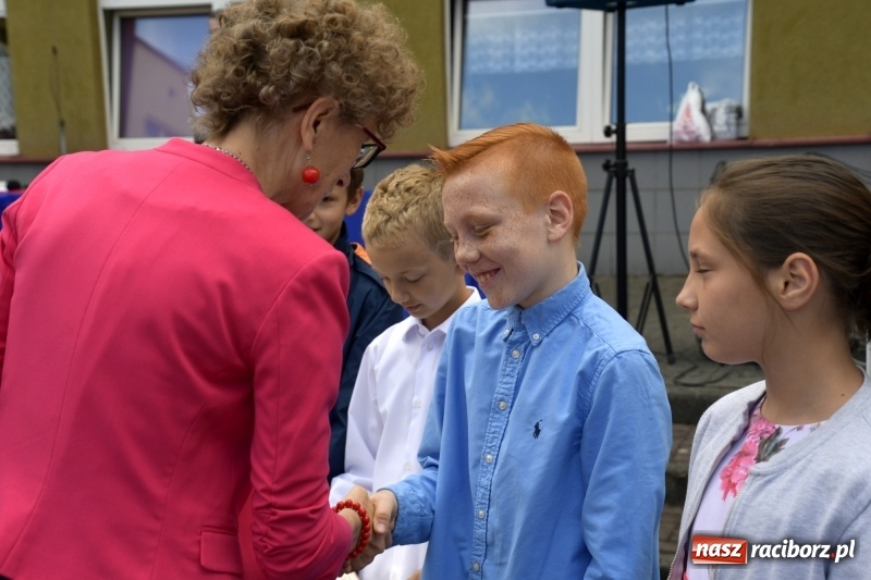Zdjęcie w galerii na portalu naszraciborz.pl: Uczniowie SP18 pożegnali rok szkolny i… panią dyrektor wiadomości z regionu