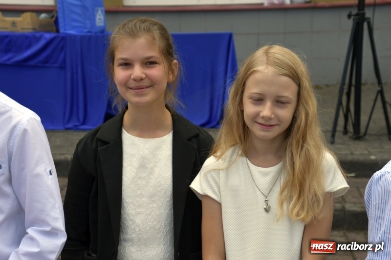 Zdjęcie w galerii na portalu naszraciborz.pl: Uczniowie SP18 pożegnali rok szkolny i… panią dyrektor wiadomości z regionu