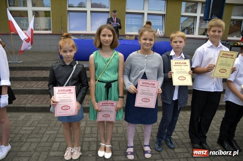 Zdjęcie w galerii na portalu naszraciborz.pl: Uczniowie SP18 pożegnali rok szkolny i… panią dyrektor wiadomości z regionu