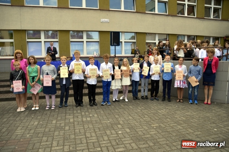 Zdjęcie w galerii na portalu naszraciborz.pl: Uczniowie SP18 pożegnali rok szkolny i… panią dyrektor wiadomości z regionu