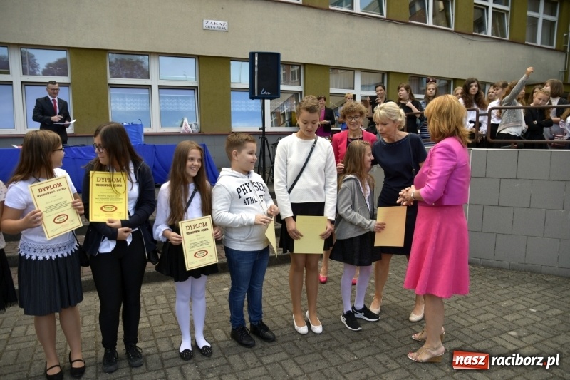 Zdjęcie w galerii na portalu naszraciborz.pl: Uczniowie SP18 pożegnali rok szkolny i… panią dyrektor wiadomości z regionu