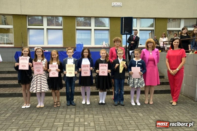 Zdjęcie w galerii na portalu naszraciborz.pl: Uczniowie SP18 pożegnali rok szkolny i… panią dyrektor wiadomości z regionu