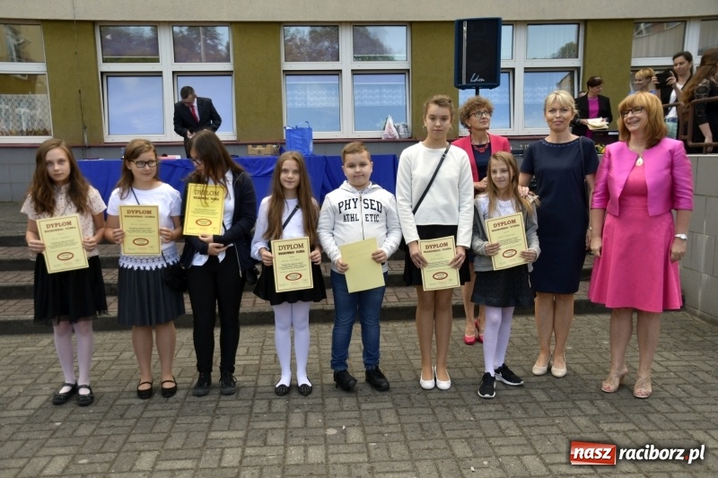 Zdjęcie w galerii na portalu naszraciborz.pl: Uczniowie SP18 pożegnali rok szkolny i… panią dyrektor wiadomości z regionu
