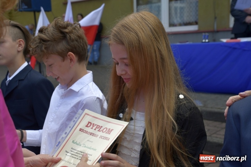 Zdjęcie w galerii na portalu naszraciborz.pl: Uczniowie SP18 pożegnali rok szkolny i… panią dyrektor wiadomości z regionu